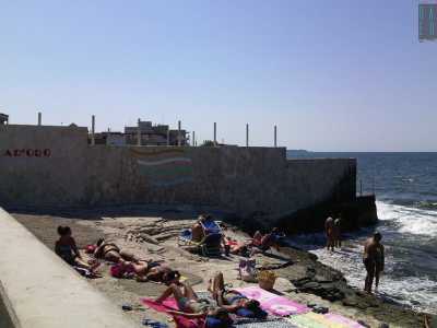 Un altro tratto di spiaggia libera che si apre accanto al lido "Cala d'oro"
